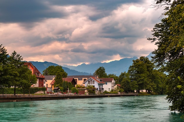 Fiume Aare nella città vecchia di Interlaken, importante centro turistico delle Highlands bernesi, Svizzera.