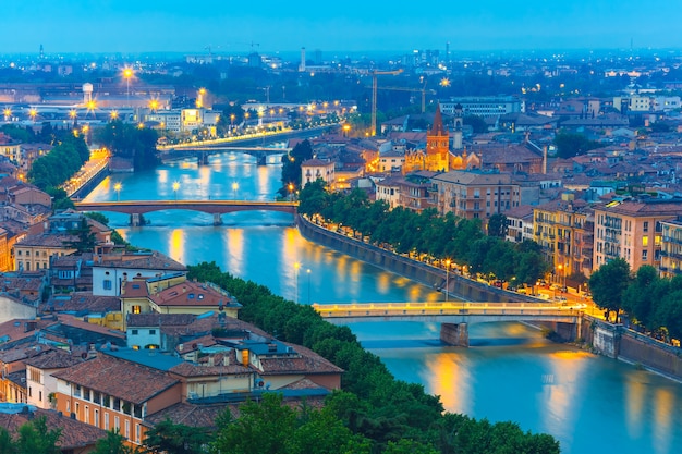 Fiume Adige e ponti di notte a Verona, Italia