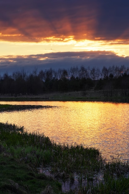 Fiume all'ora del tramonto. bel cielo al tramonto e onde dorate durante il tramonto.