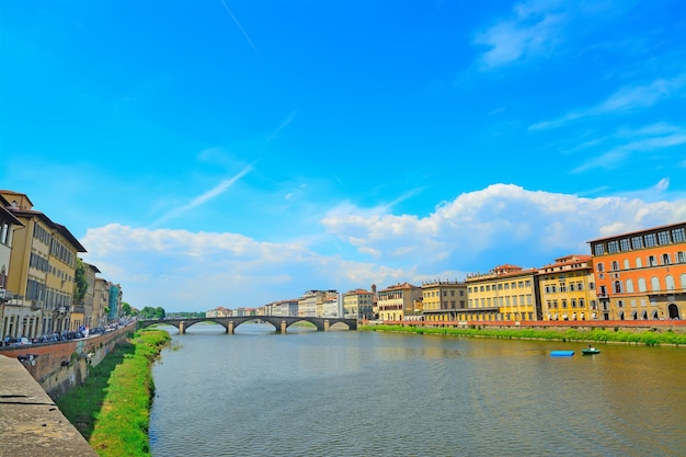 Fiume Arno in una giornata limpida a Firenze Italia