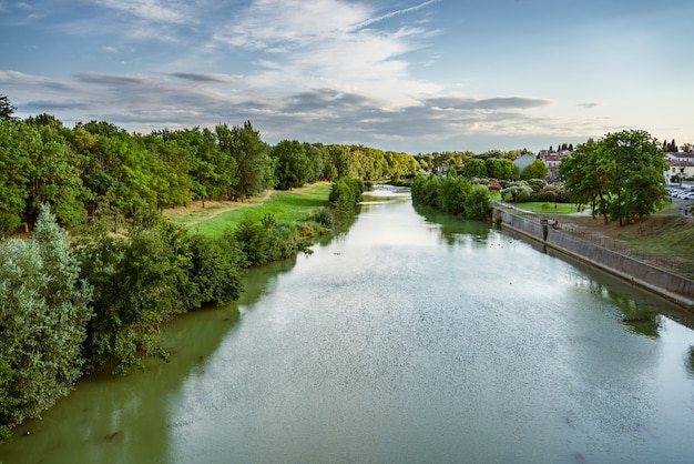 Fiume Aude a Carcassonne Francia Rive del fiume verdi e ruscello calmo