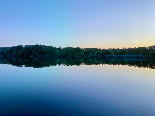 Fiume Biebrza al riflesso del tramonto nelle siluette dell'acqua di