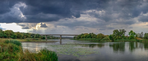 Fiume Bug meridionale nella regione di Mykolaiv in Ucraina in una cupa serata autunnale