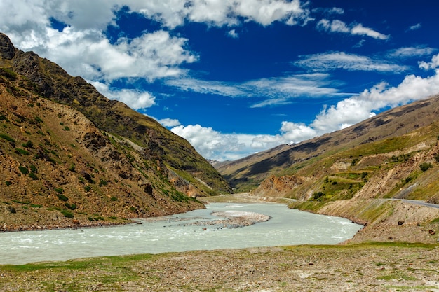 Fiume Chandra nella valle di lahaul in himalaya