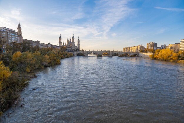 Fiume che attraversa gli edifici della città