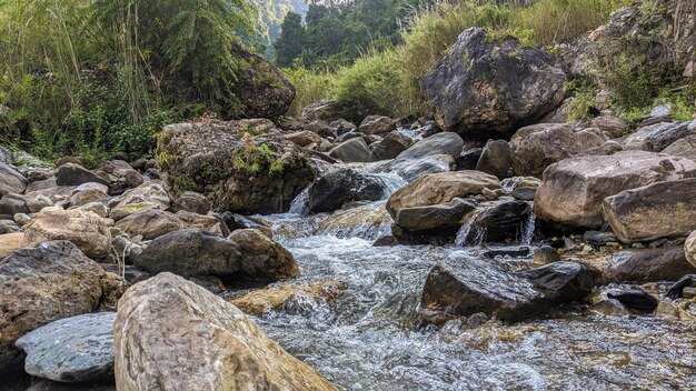 Fiume che scorre in un villaggio del Nepal