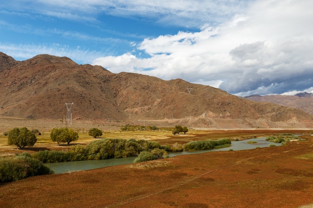 Fiume Chu in Kirghizistan confine tra la regione di Issykkul e la regione di Naryn