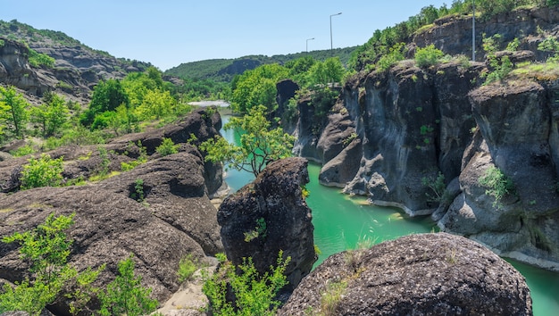 Fiume con acqua verde in Grecia