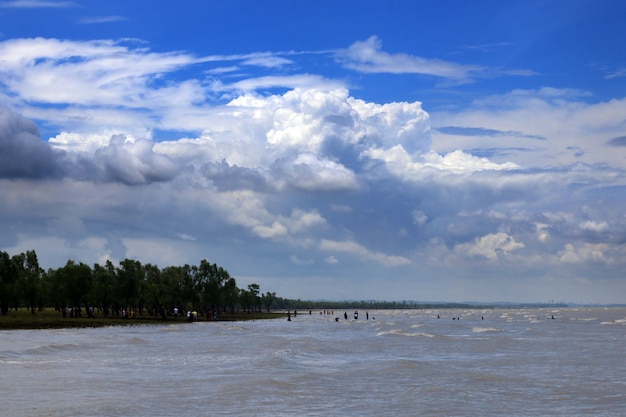 fiume con bel cielo blu, Guliakhali, Bangladesh.