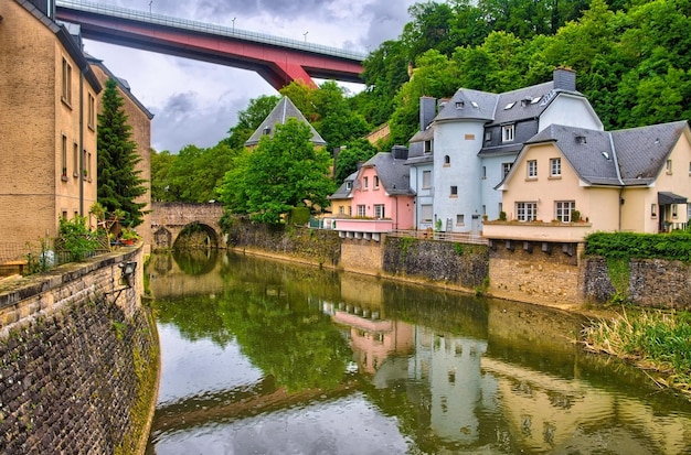 Fiume con case e ponti in Lussemburgo Benelux HDR