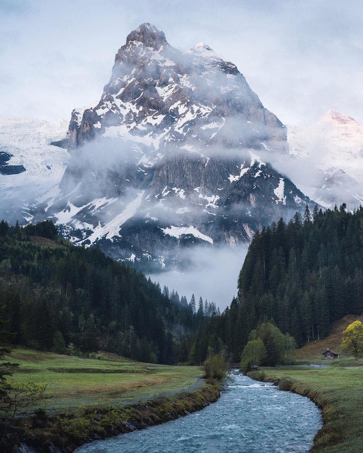 Foto fiume contro montagne innevate e cielo