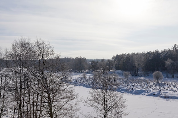 Fiume coperto di ghiaccio e neve