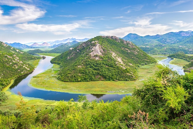 Fiume Crnojevica nella catena montuosa del Montenegro