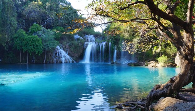 Fiume d'acqua blu con albero verde