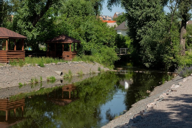 Fiume decorativo in città con case di legno