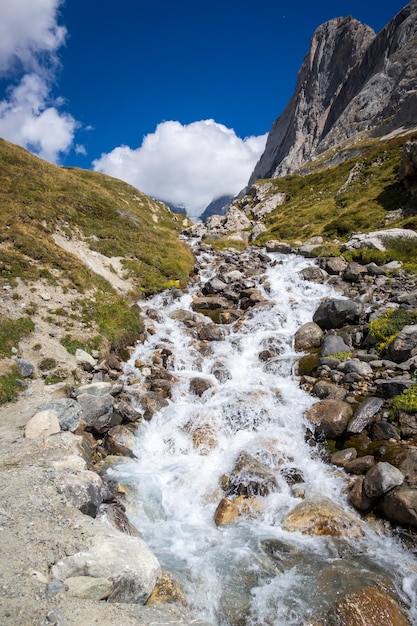 Fiume della montagna nelle alpi francesi della valle del parco nazionale di Vanoise