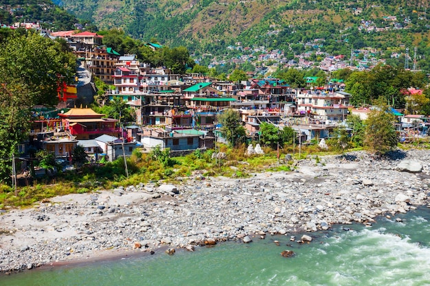 Fiume di Beas vicino alla città India di Kullu