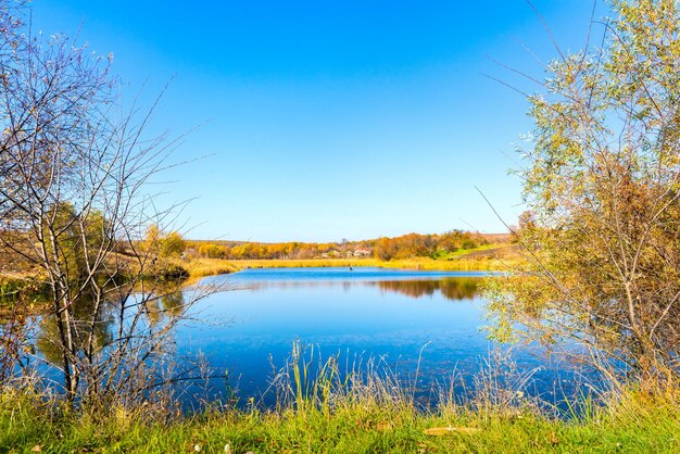 Fiume di campagna in autunno in una calda giornata di sole