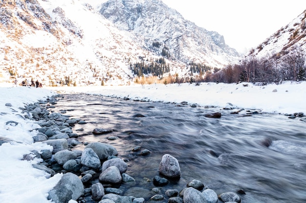 Fiume di montagna che scorre in inverno