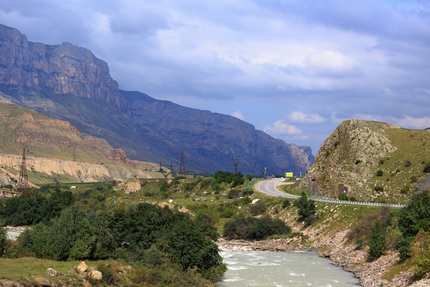 Fiume di montagna con un flusso rapido nella catena del Caucaso