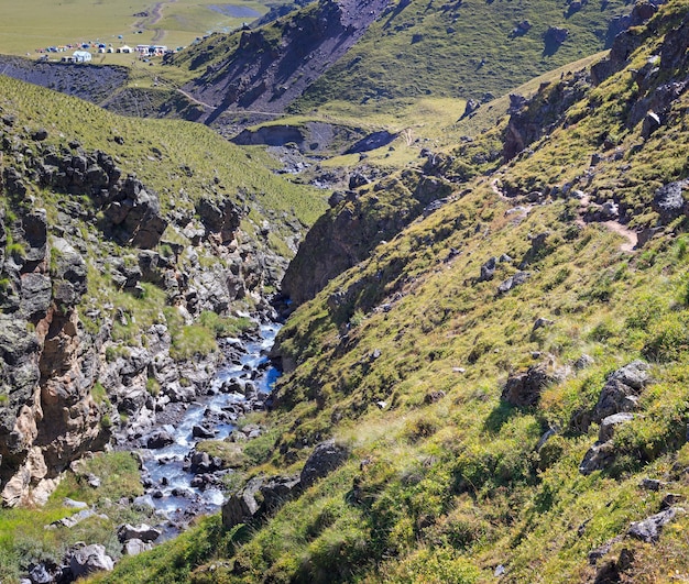 Fiume di montagna con un flusso rapido nella catena del Caucaso.