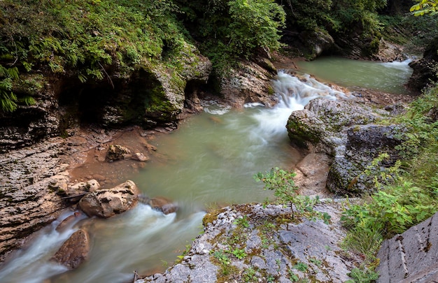 Fiume di montagna nella Repubblica di Guam Gorge di Adygea Russia