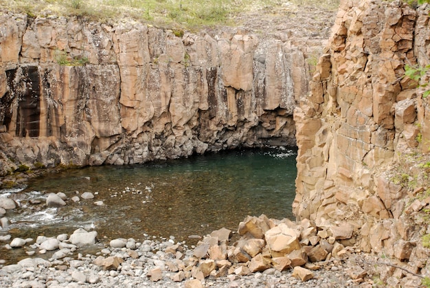 Fiume di montagna nelle rocce