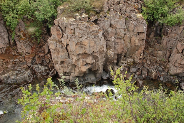 Fiume di montagna nelle rocce