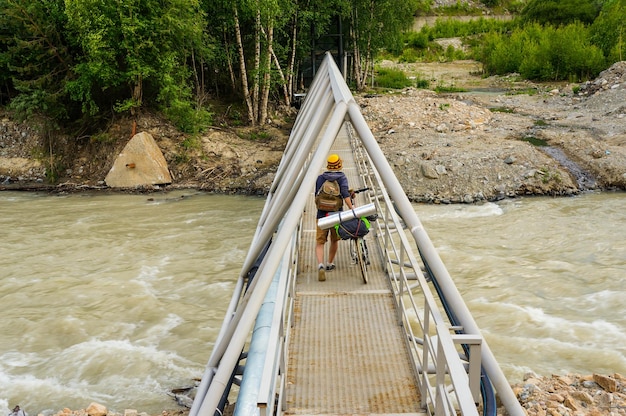 Fiume di montagna Paesaggio con fiume di montagna e splendidi luoghi turistici