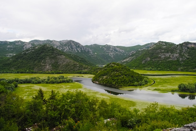 Fiume di montagna veloce che scorre tra alte montagne