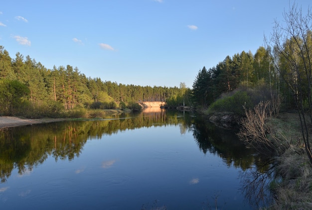 Fiume di primavera nella regione russa di Ryazan