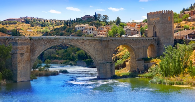 Fiume di Tajo nel ponte della città di Toledo della Spagna