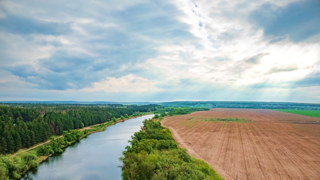 Fiume e campagna in giornata nuvolosa