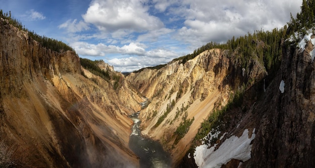 Fiume e cascata del canyon roccioso nel paesaggio americano