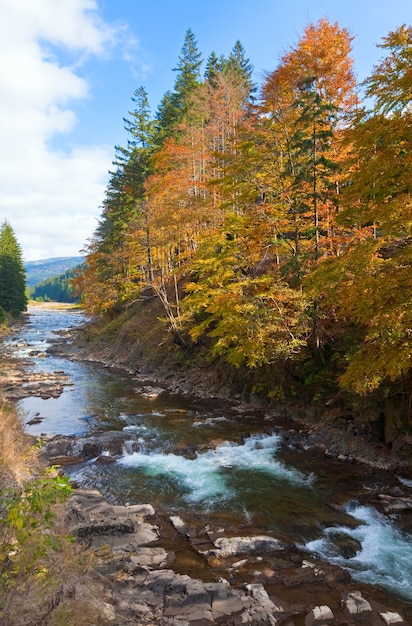 Fiume e cascate della montagna rocciosa autunnale