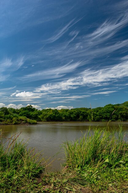 Fiume e cielo con nuvole