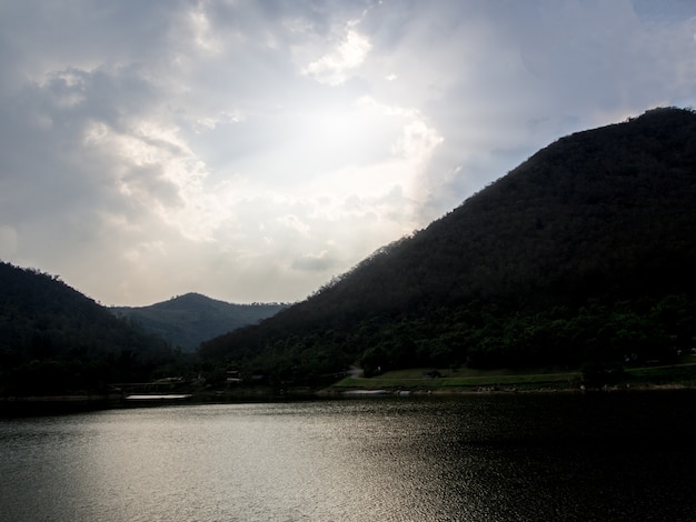 fiume e montagna su cielo blu con sfondo di nuvole