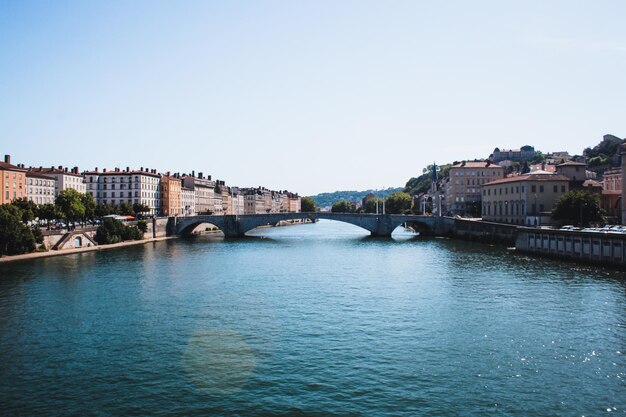 Fiume e ponte in una città di Lione, in Francia