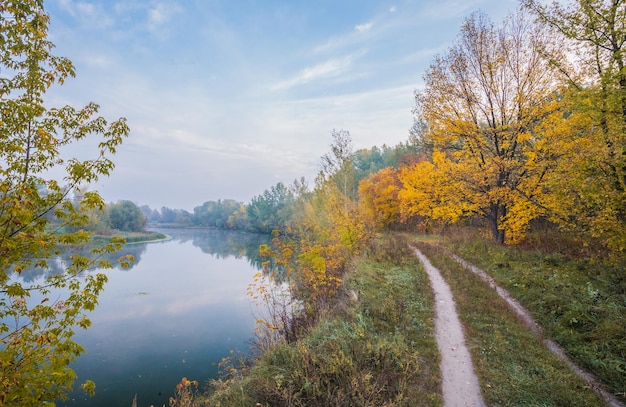 Fiume E Strada Paesaggio Autunnale