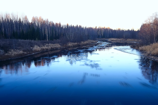 fiume ghiacciato novembre dicembre, paesaggio stagionale in natura inverno