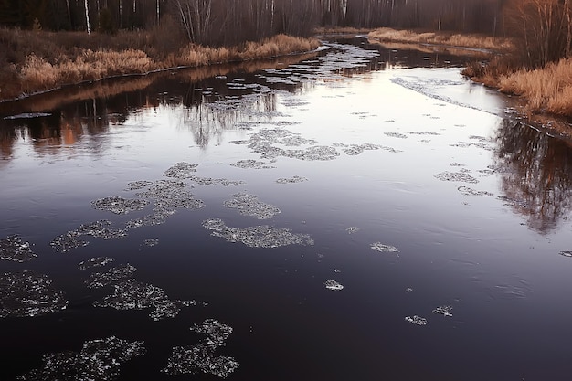 fiume ghiacciato novembre dicembre, paesaggio stagionale in natura inverno