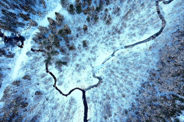 fiume in inverno vista dal drone, paesaggio forestale di gelo all'aperto