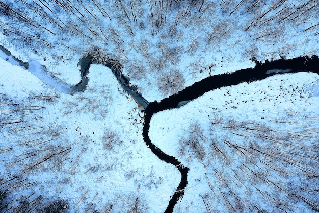fiume in inverno vista dal drone, paesaggio forestale di gelo all'aperto