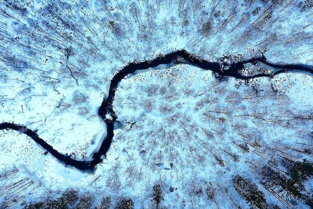 fiume in inverno vista dal drone, paesaggio forestale di gelo all'aperto