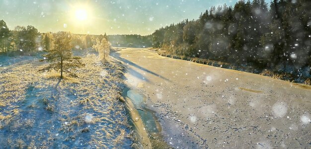 fiume in inverno vista dal drone, paesaggio forestale di gelo all'aperto