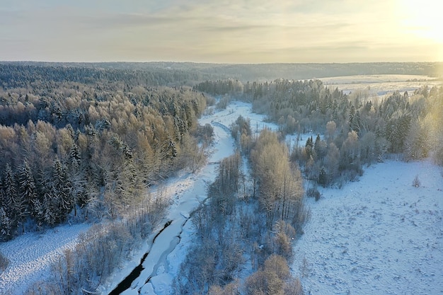 fiume in inverno vista dal drone, paesaggio forestale di gelo all'aperto