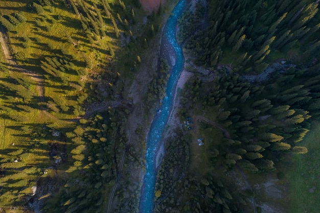 Fiume in una gola di montagna, fotografia aerea