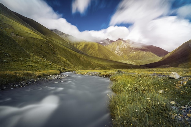 Fiume in una valle di montagna