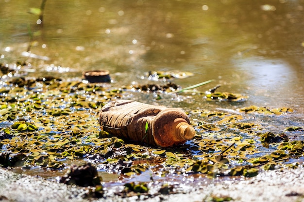 Fiume inquinato con spazzatura