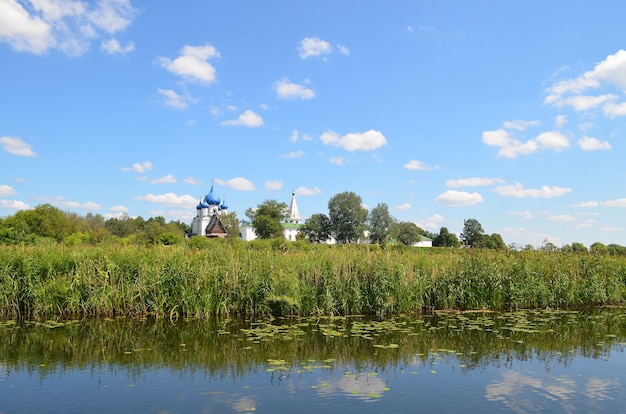 Fiume Kamenka a Suzdal in estate con tempo soleggiato